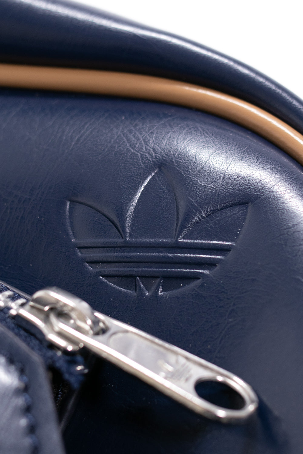 Adidas x Brain Dead Bag mit recyceltem Innenfutter, markanter Silhouette und stylischer Kombination aus Sport und Streetwear.