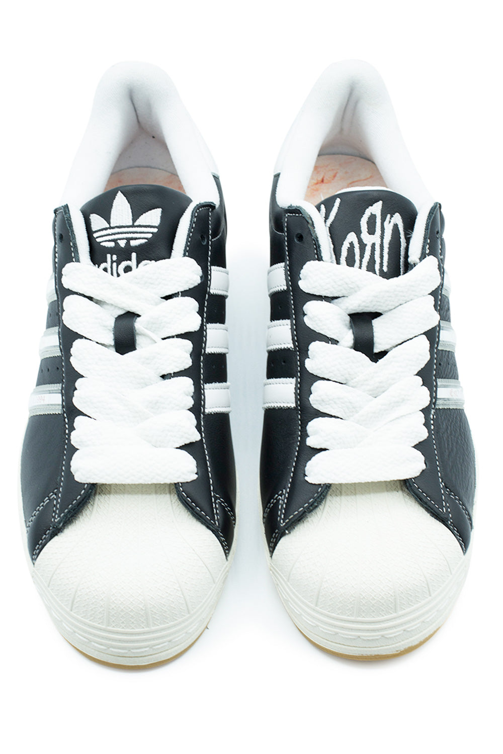 Adidas x Korn Superstar Schuhe – Core Black mit durchsichtigem Obermaterial und auffälligen roten Details für Streetwear-Fans