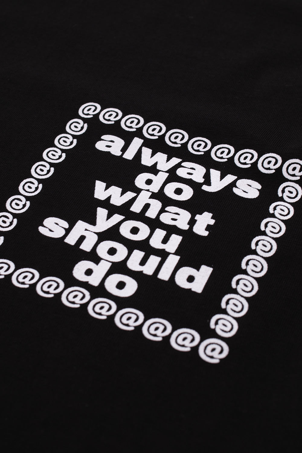 "Always Sun T-Shirt – Lässiges schwarzes Tee mit auffälligem Sonnenmotiv, perfekt für den Sommer"