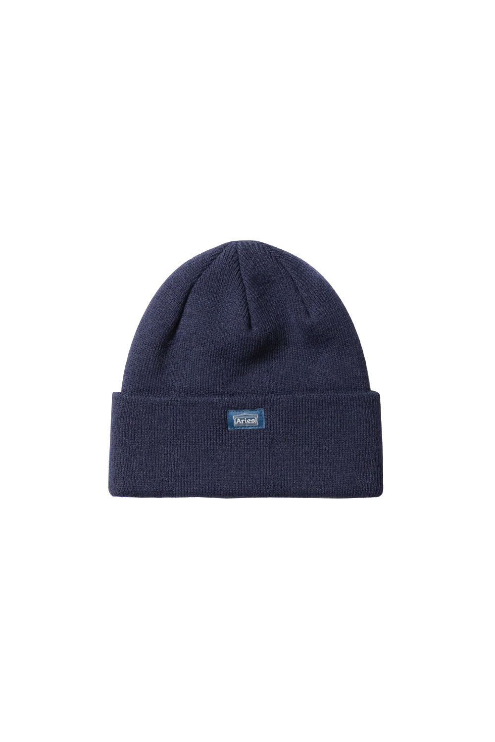 "Detailansicht der Aries Column Beanie Navy – hochwertiger Rippstrick und besticktes Label-Patch"