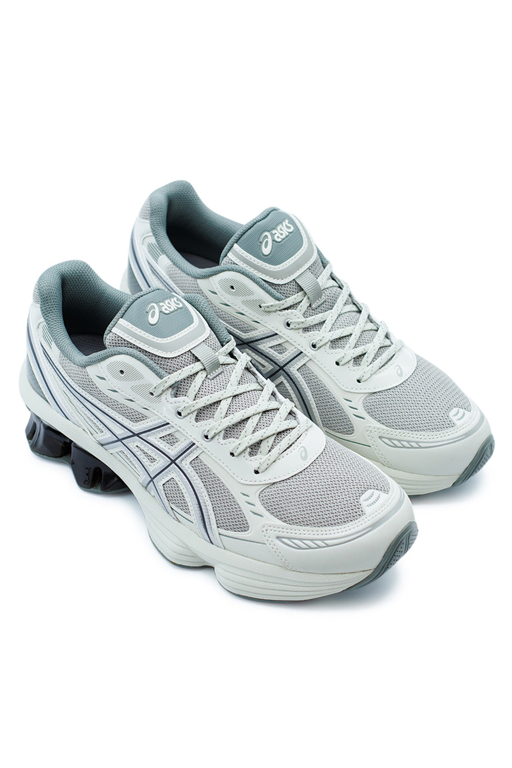 Dynamisches Profil des Asics GEL-Kinetic Fluent Schuhs in Grau und Silber mit TRUSSTIC Stabilitätssystem