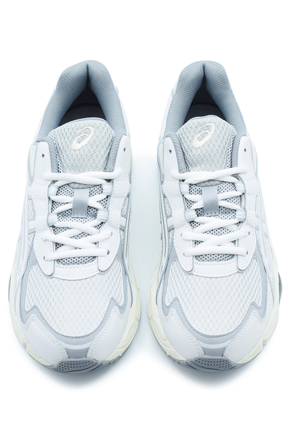 Vorderansicht des Asics GEL-NYC 2055 mit dynamischer Ösenstruktur und markanten ASICS-Stripes