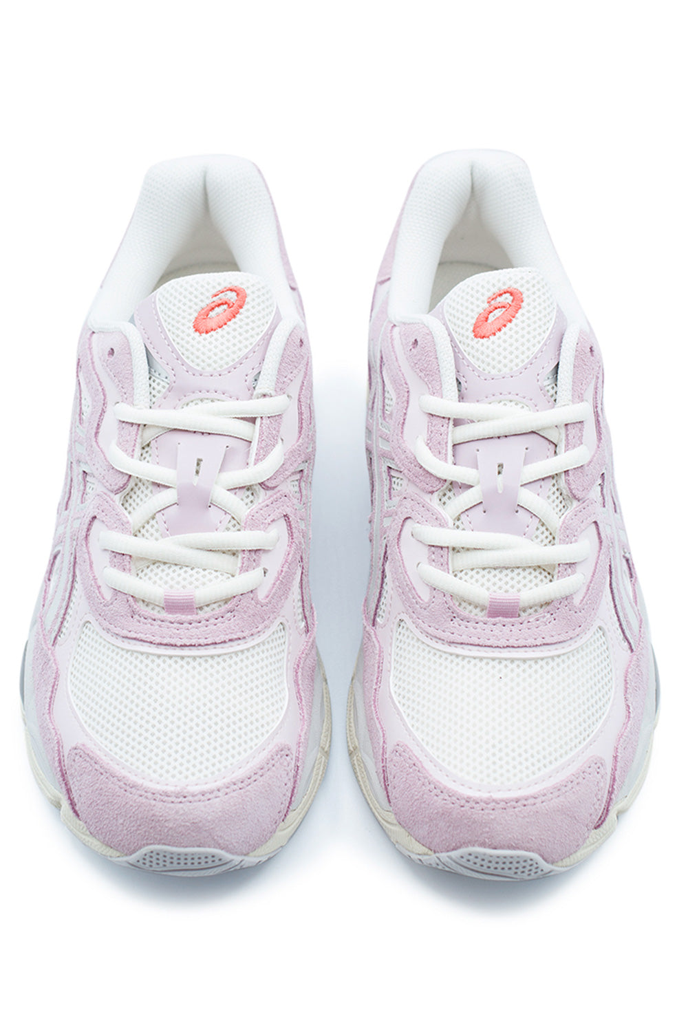 Vorderansicht des Asics GEL-NYC mit weichem Wildleder, atmungsaktivem Mesh und Retro-Running-Design