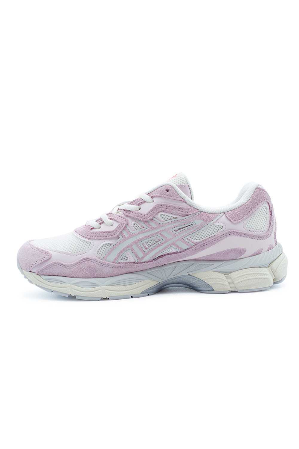 Seitenansicht des Asics GEL-NYC mit strukturierten Overlays inspiriert vom GEL-MC-PLUS V