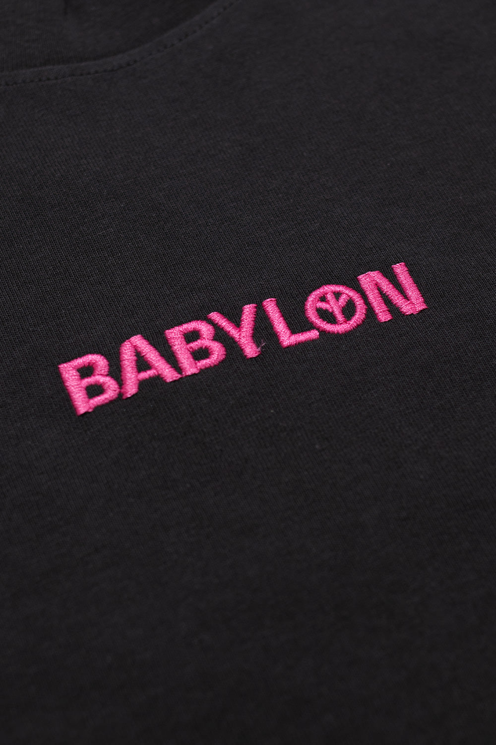 Babylon LA Shop Tee Schwarz – Oversized T-Shirt aus 100 % Baumwolle mit edler Logo-Stickerei in Magenta für einen minimalistischen und stilvollen Streetwear-Look.