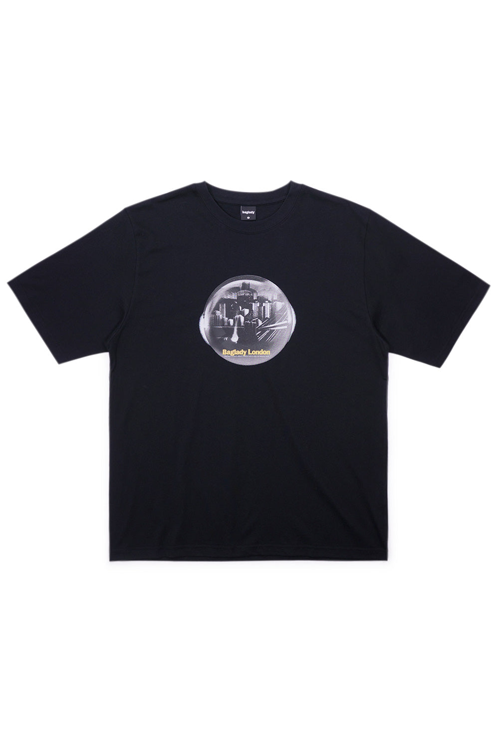 "Vorderansicht des Baglady Survive London T-Shirts – trendiges schwarzes T-Shirt mit großem, grafischen London-Design"