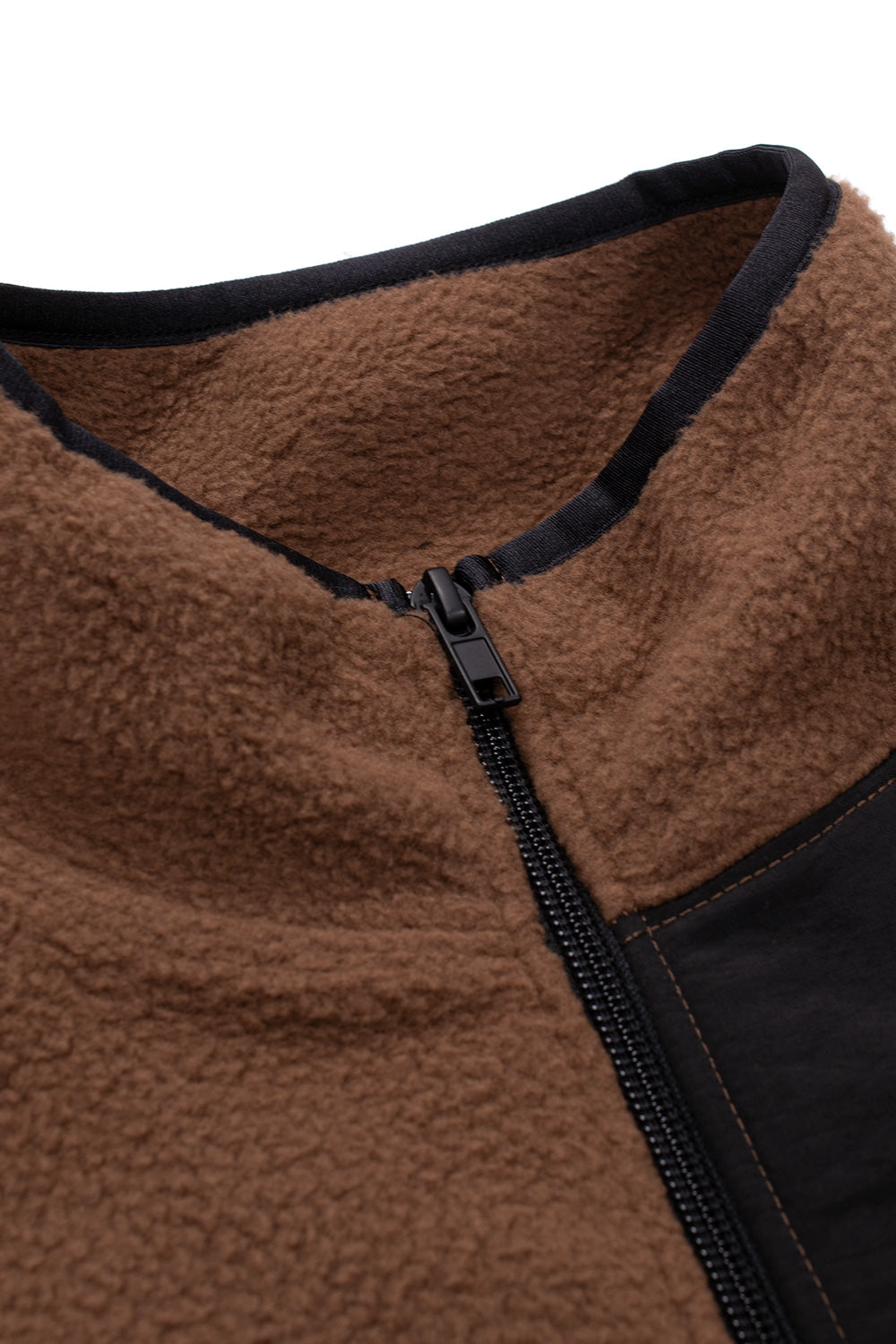 "Detailaufnahme des Baglady Zip-Up Fleeces – weicher Fleece-Stoff in Tawny-Braun für maximalen Komfort und Wärme"