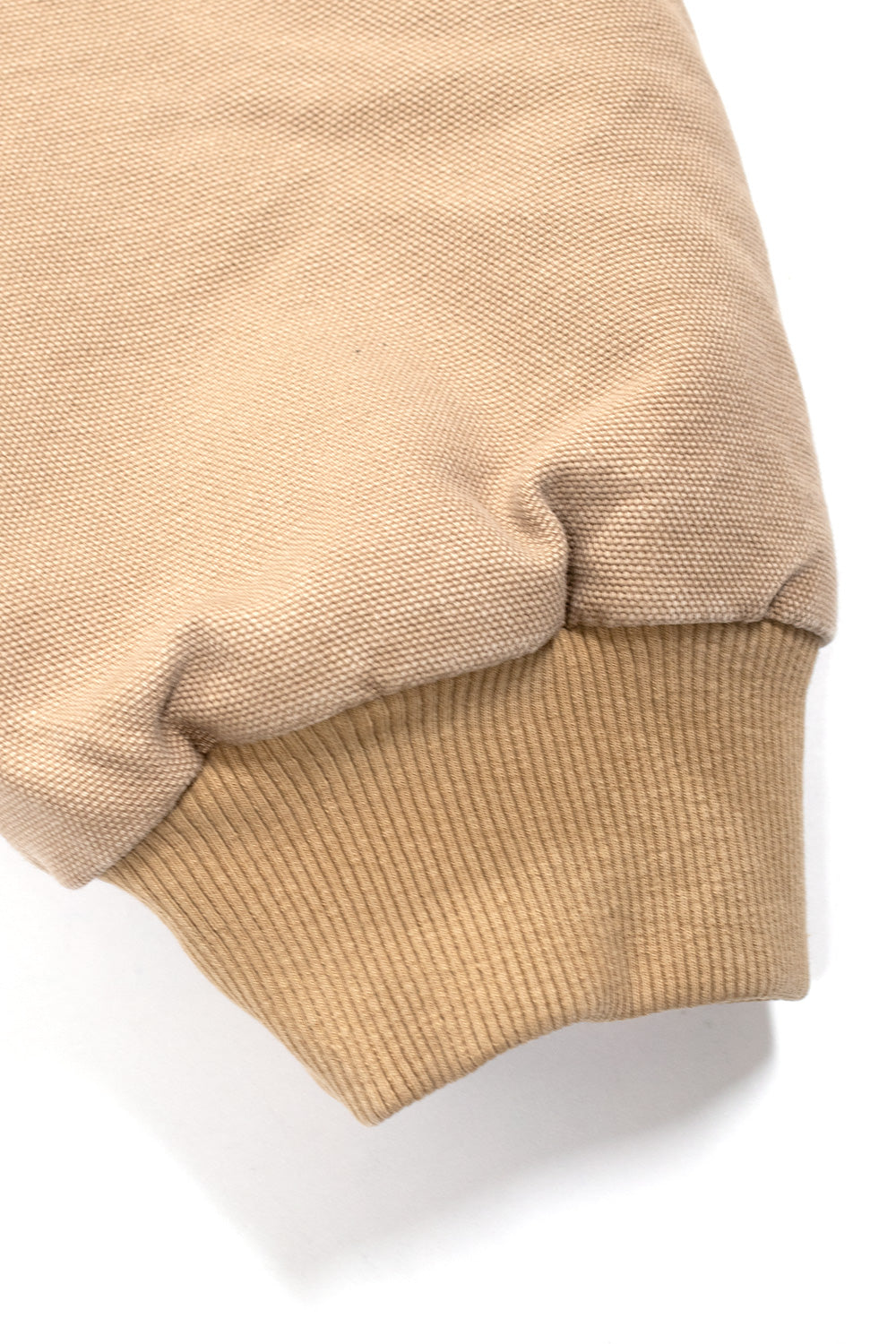 "Detailansicht der Carhartt WIP OG Active Jacket in Peanut – robustes 12-Unzen-Canvas aus Bio-Baumwolle mit dreifach vernähten Hauptnähten"