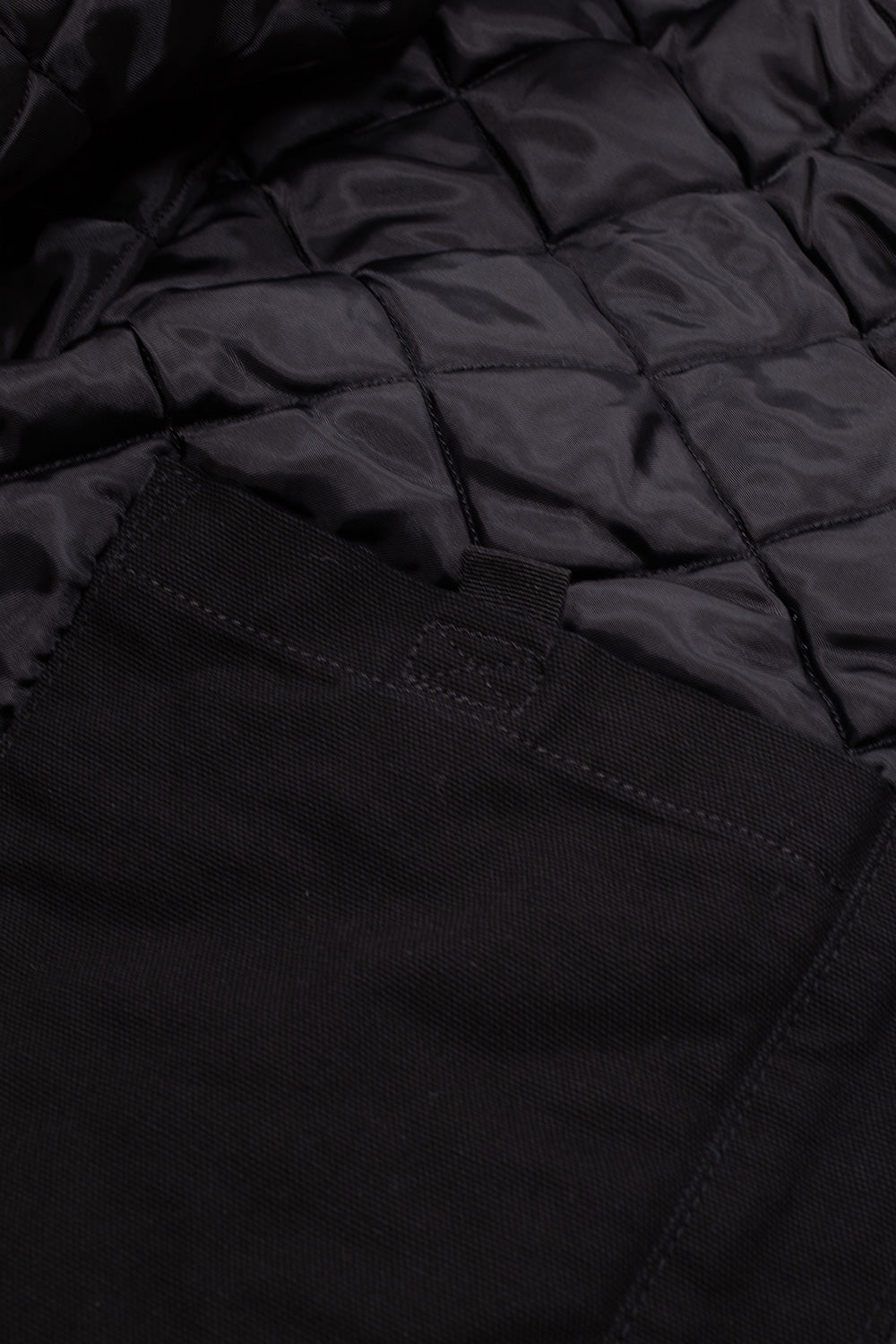 "Nahaufnahme der Carhartt WIP OG Detroit Jacket in Black/Black Aged Canvas – robuste Verarbeitung und zeitlose Details, inspiriert von traditioneller Workwear"