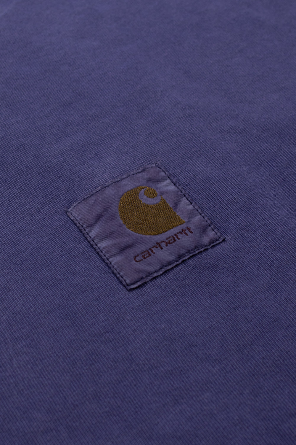 "Nahaufnahme des Brustlogos auf dem Carhartt WIP Vista T-Shirt in Aura – modernes, urbanes Design mit feinen Details"