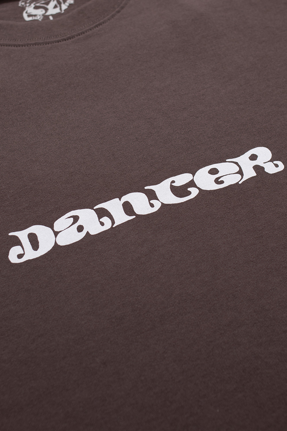 Braunes Dancer 70s Logo T-Shirt aus schwerer, vorgeschrumpfter Bio-Baumwolle mit auffälligem Vintage-Logo-Print – Langlebiges, bequemes Design, umweltfreundlich produziert in Portugal.