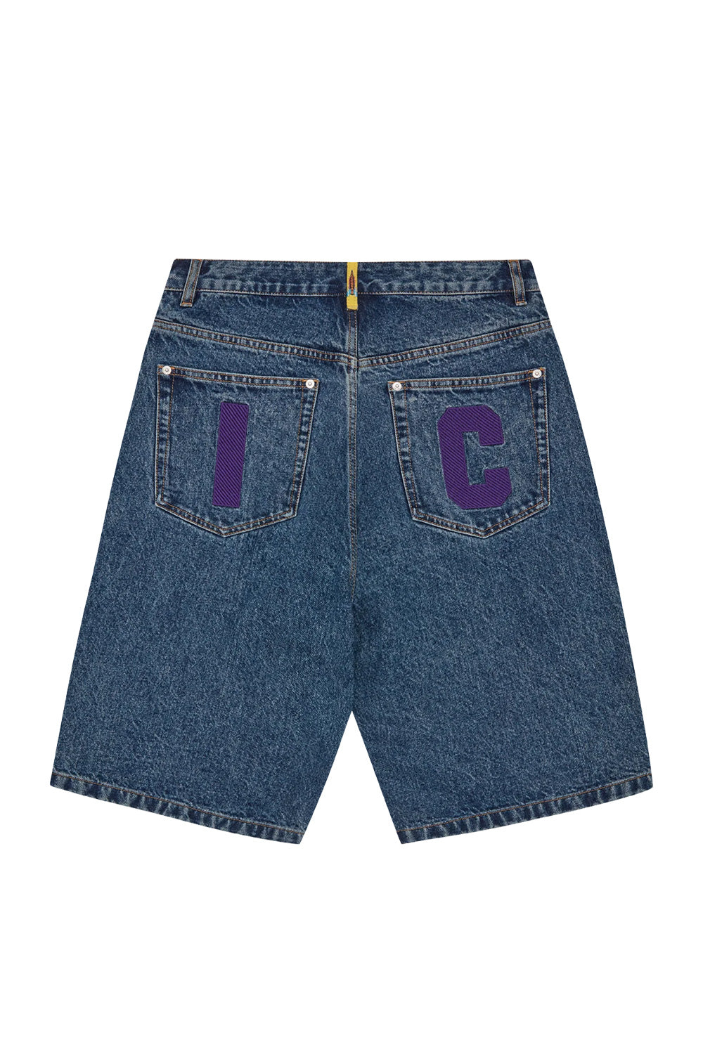 Rückansicht der IceCream Denim Shorts mit Stickereien auf beiden Gesäßtaschen – stylisch bis ins Detail.