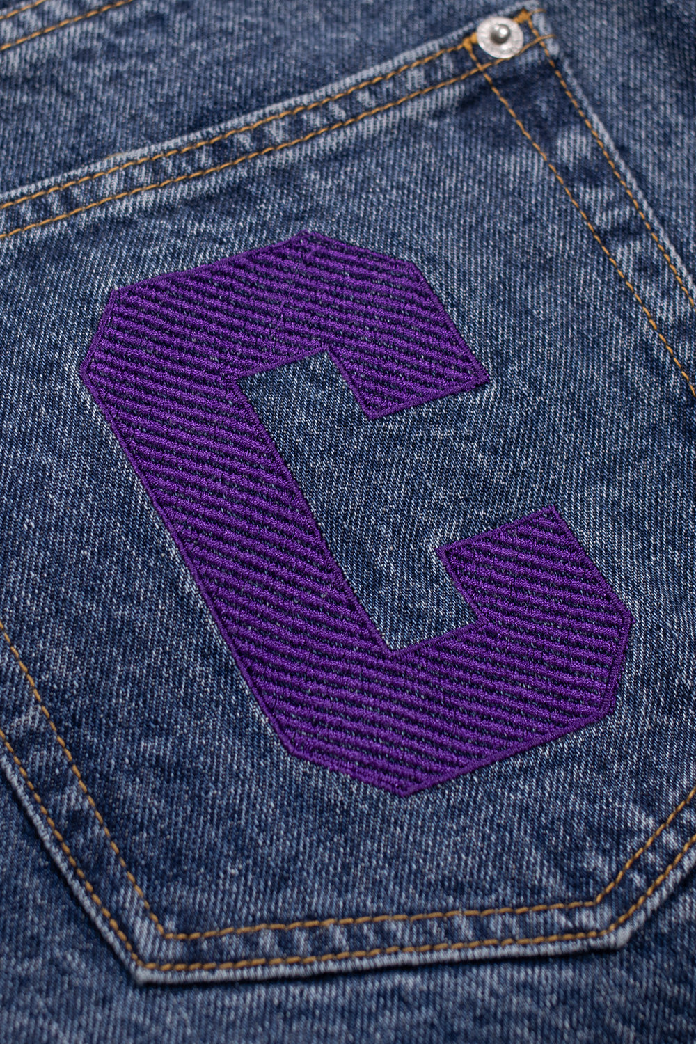 Kultige IceCream Denim Shorts mit weitem Schnitt und lila Grafik – inspiriert von Skate- und Streetwear-Ästhetik.