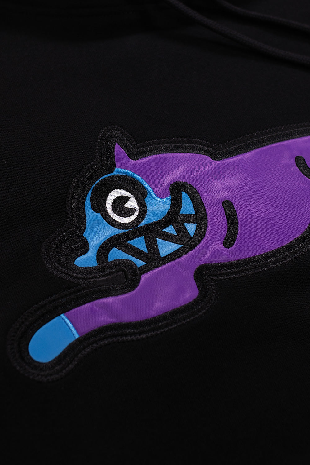 Hochwertiger IceCream Hoodie in Schwarz mit mitteldickem Baumwollstoff – designt von Pharrell Williams & Nigo.