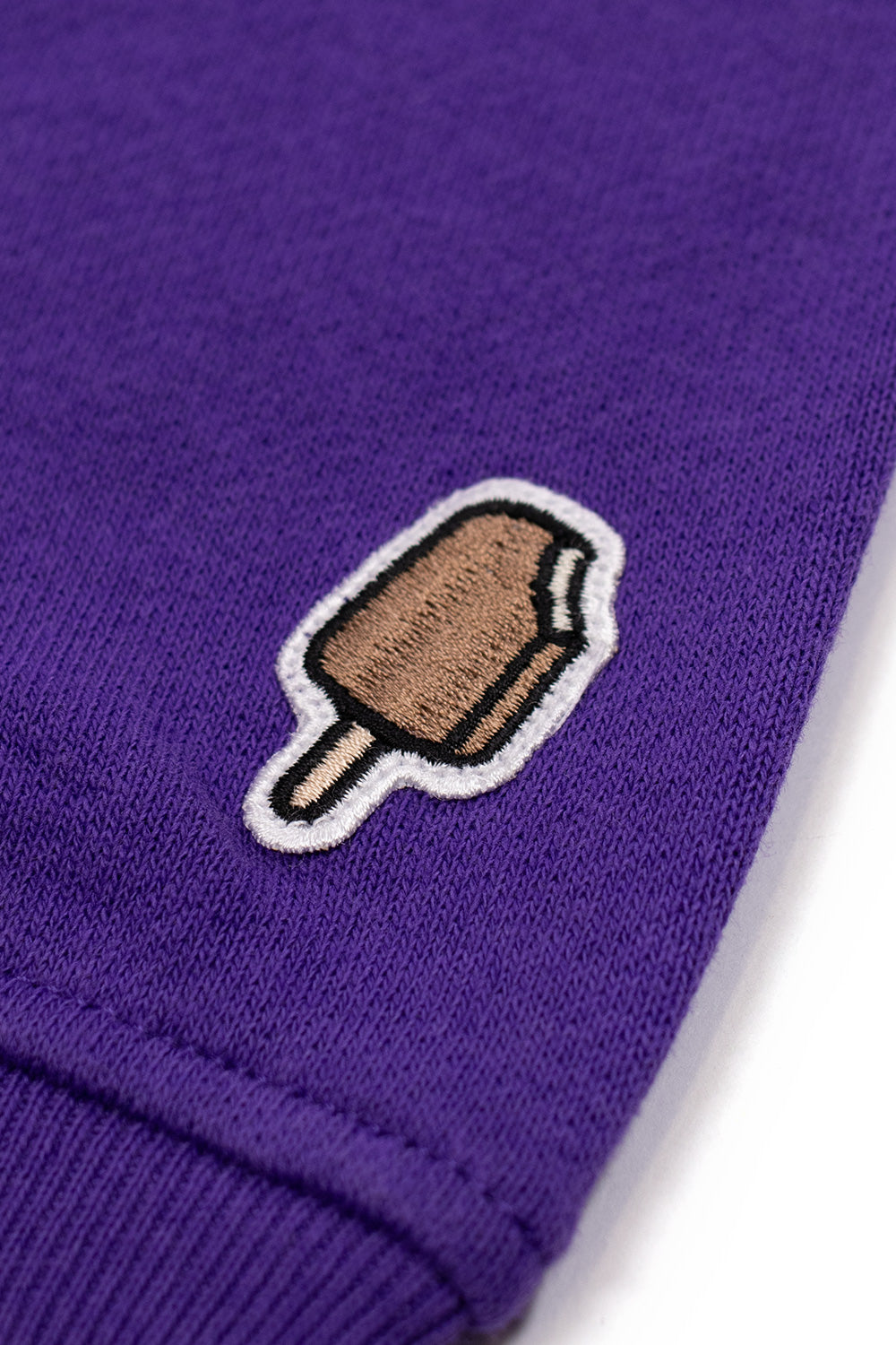 Lila IceCream Hoodie aus 100 % Baumwolle mit kleinem Markenpatch am linken Ärmel – inspiriert von Skate- und Streetstyle.