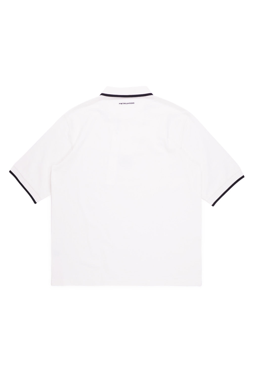 Metalwood Studio World Class Zip Polo in Weiß – Oversized Fit aus 100% Baumwolle mit einem gestickten Logo auf der Brust für maximalen Komfort und Stil.