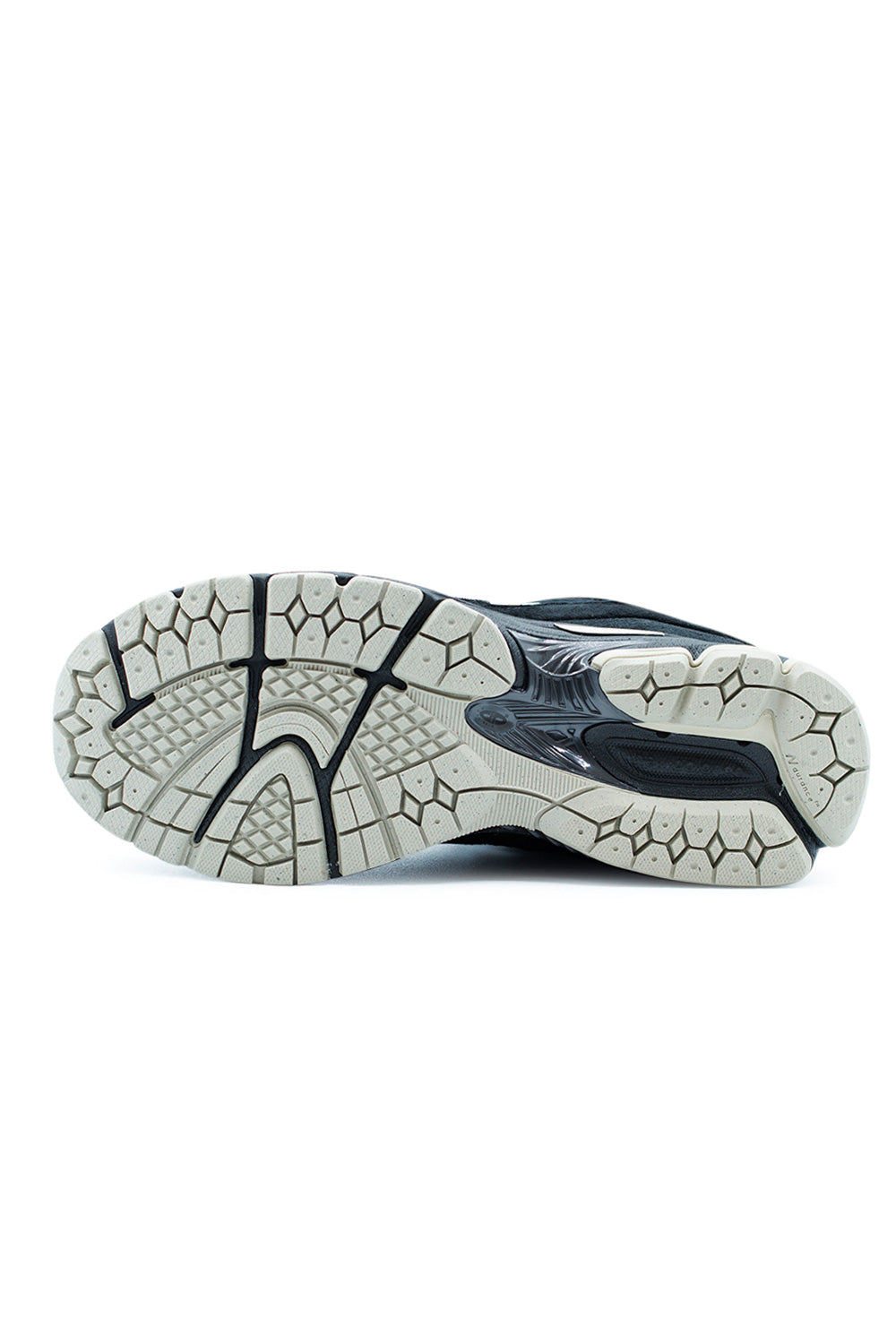 New Balance 2002R Black Timberwolf White – heritage running shoe with ABZORB SBS cushioning, N-ergy shock absorption, and suede mesh build.