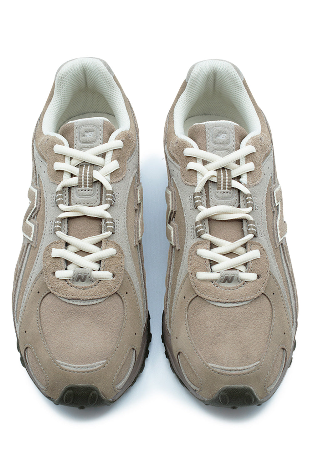 Front view of the New Balance 204L lifestyle sneaker showcasing the tonal Mushroom suede construction, padded mesh collar, embroidered tongue branding, secure lace system and clean vintage running shoe proportions.