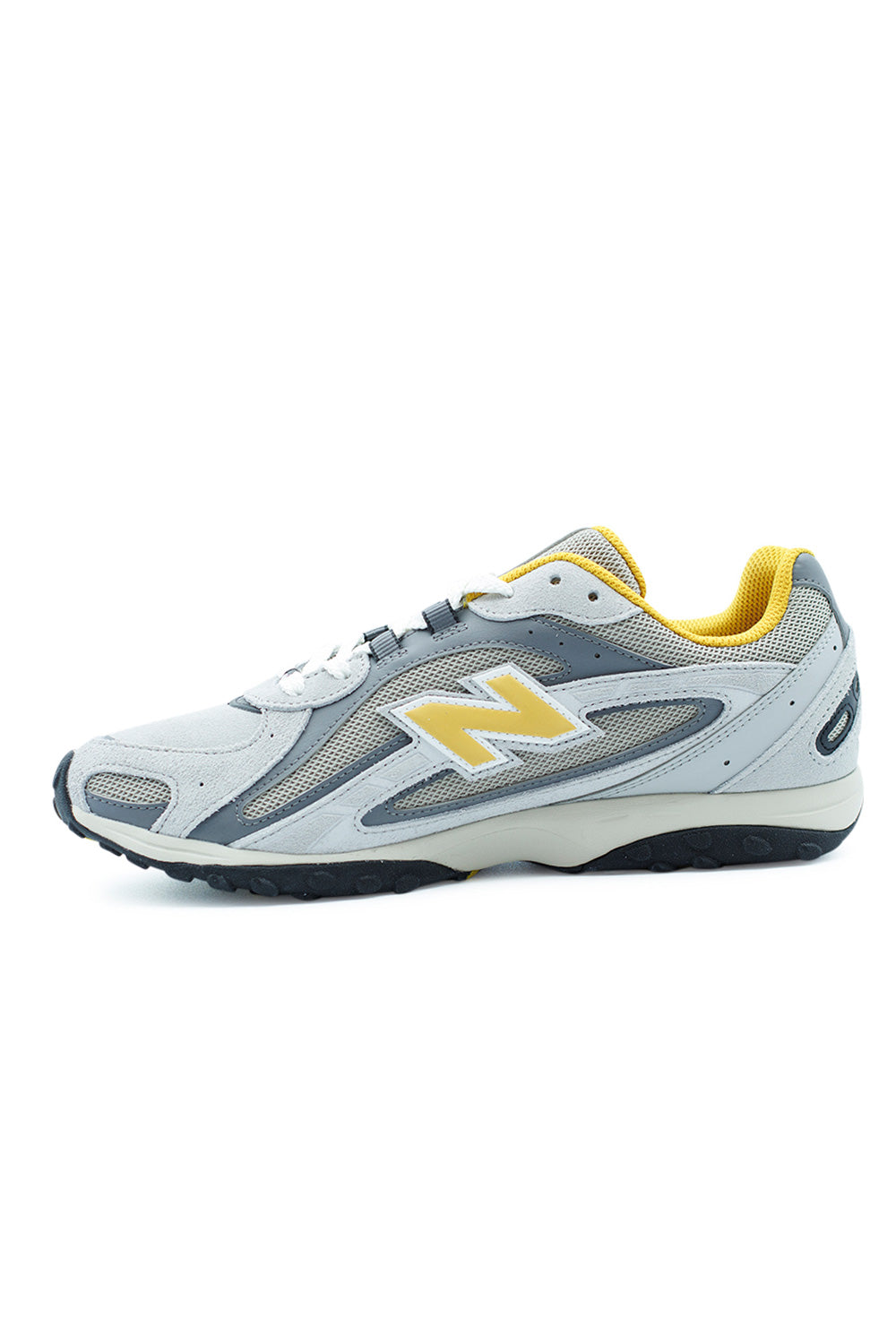 High-quality New Balance 204L Shoe Raincloud Baroque Gold, retro running model reimagined with technical mesh, suede panels, and EVA sole.