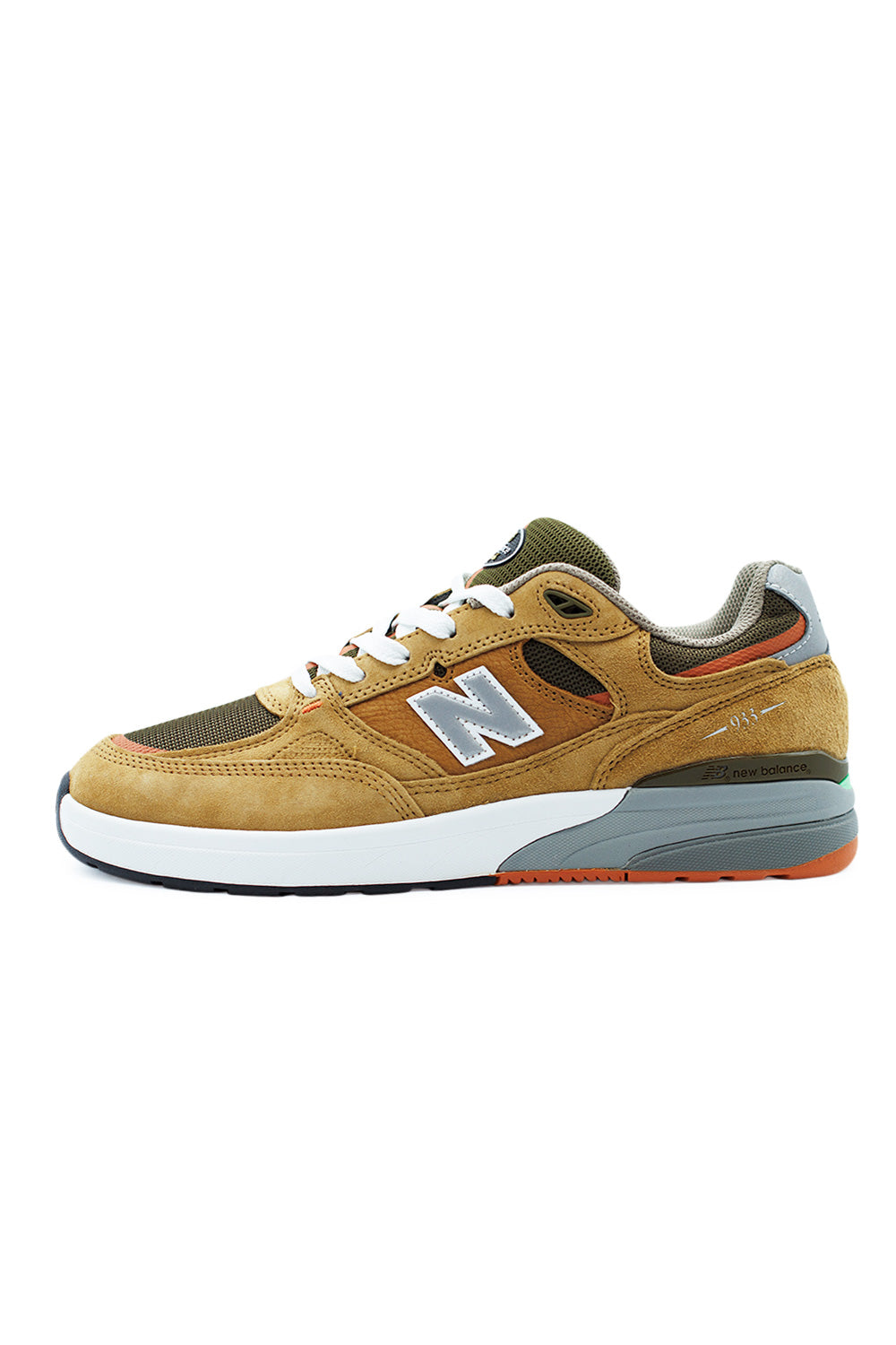 Seitenansicht des NB Numeric 933 in Brown/Grey mit Wildleder-Mesh-Mix und verstärkter Zehenpartie für maximale Haltbarkeit