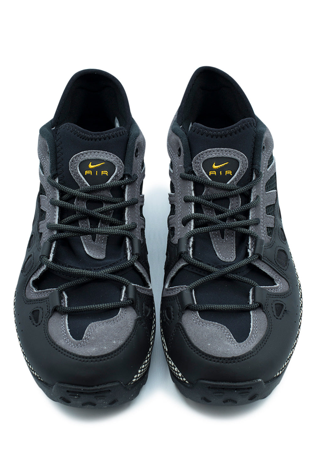Nike ACG Air Exploraid Shoe LT Graphit Canyon Gold Black – Langlebige Nike ACG Trail-Schuhe in Graphit und Canyon Gold für herausfordernde Outdoor-Aktivitäten.