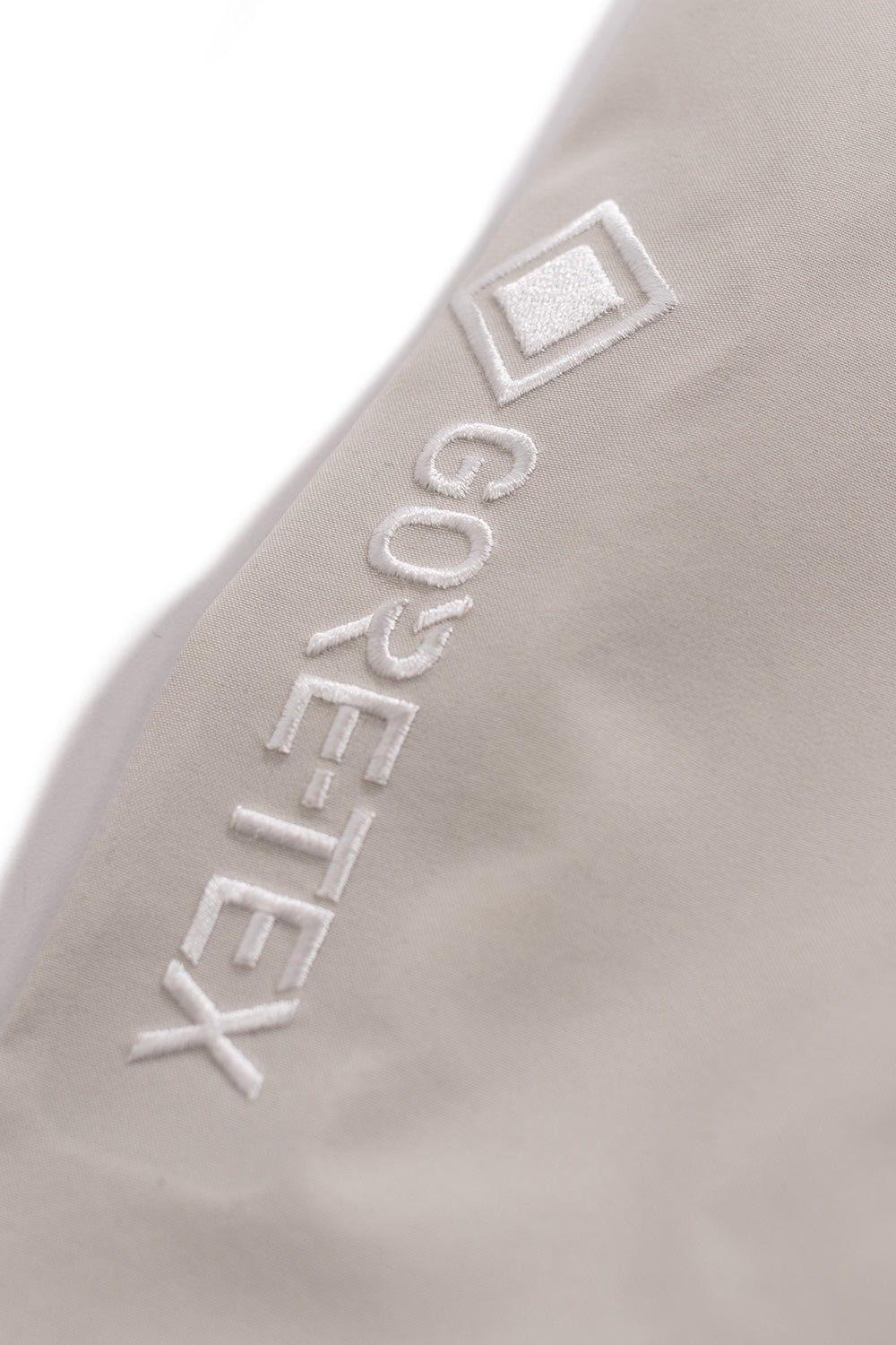 Nike ACG Misery Ridge Storm-FIT ADV Jacket – Nike ACG Jacke in Lt Orewood Brown / Summit White mit GORE-TEX-Material für Outdoor-Performance bei Regen und Wind
