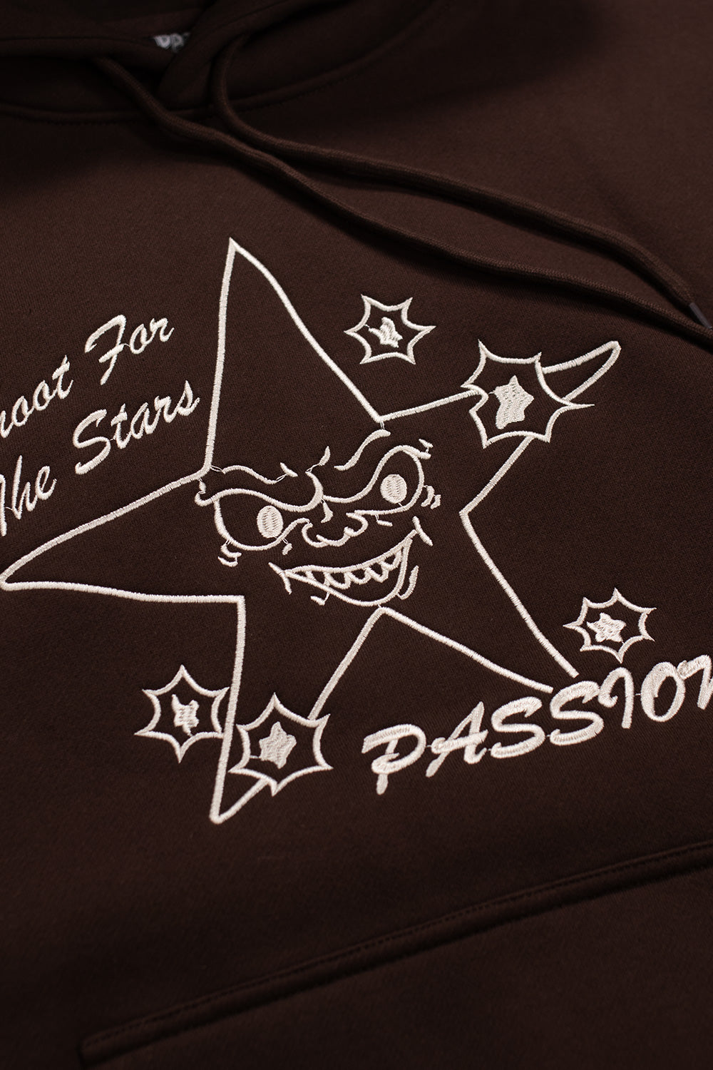 Frontansicht Passion Tracksuit Hoodie – Minimalistisches Design mit auffälliger Stickerei für urbanen Style.