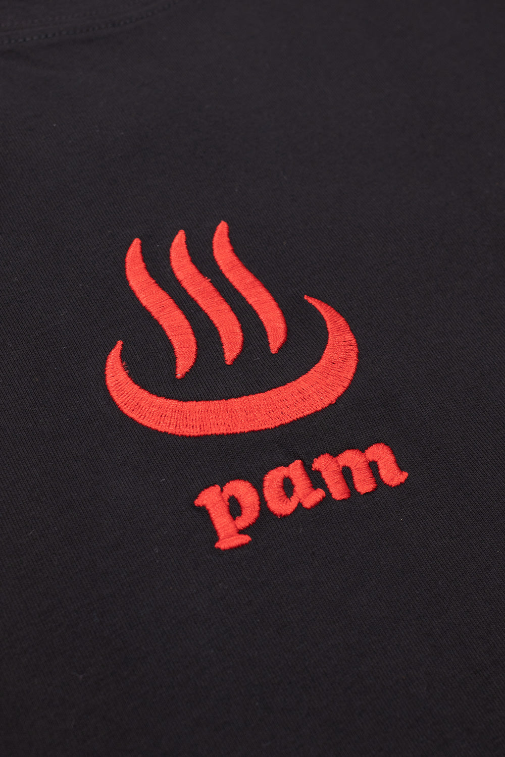 "Perks and Mini Onsen T-Shirt in Schwarz – modernes Grafik-Shirt für Streetwear-Liebhaber"