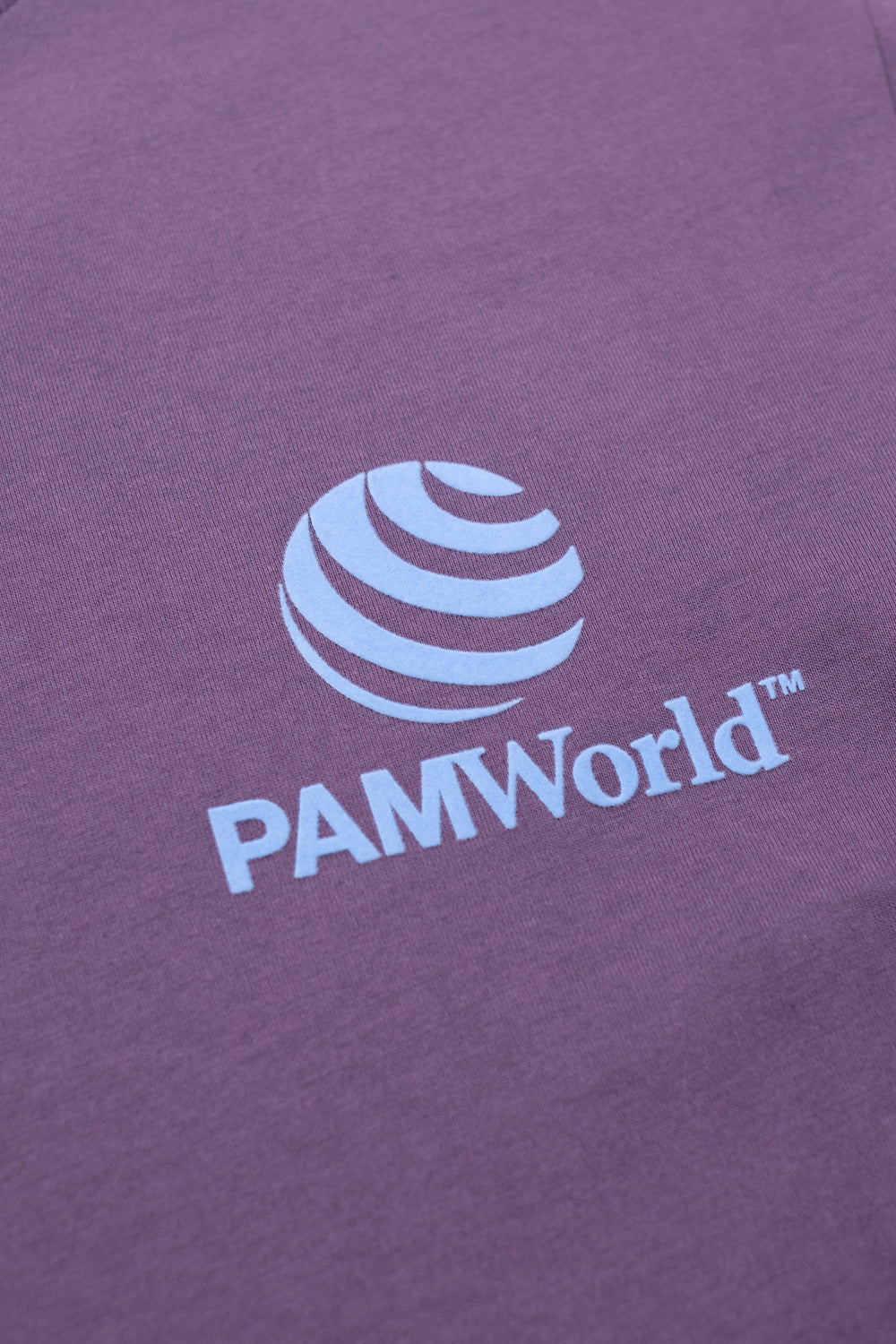 "Detailaufnahme des Perks and Mini P.World T-Shirts – hochwertige Baumwolle mit einzigartigem Grafik-Design"