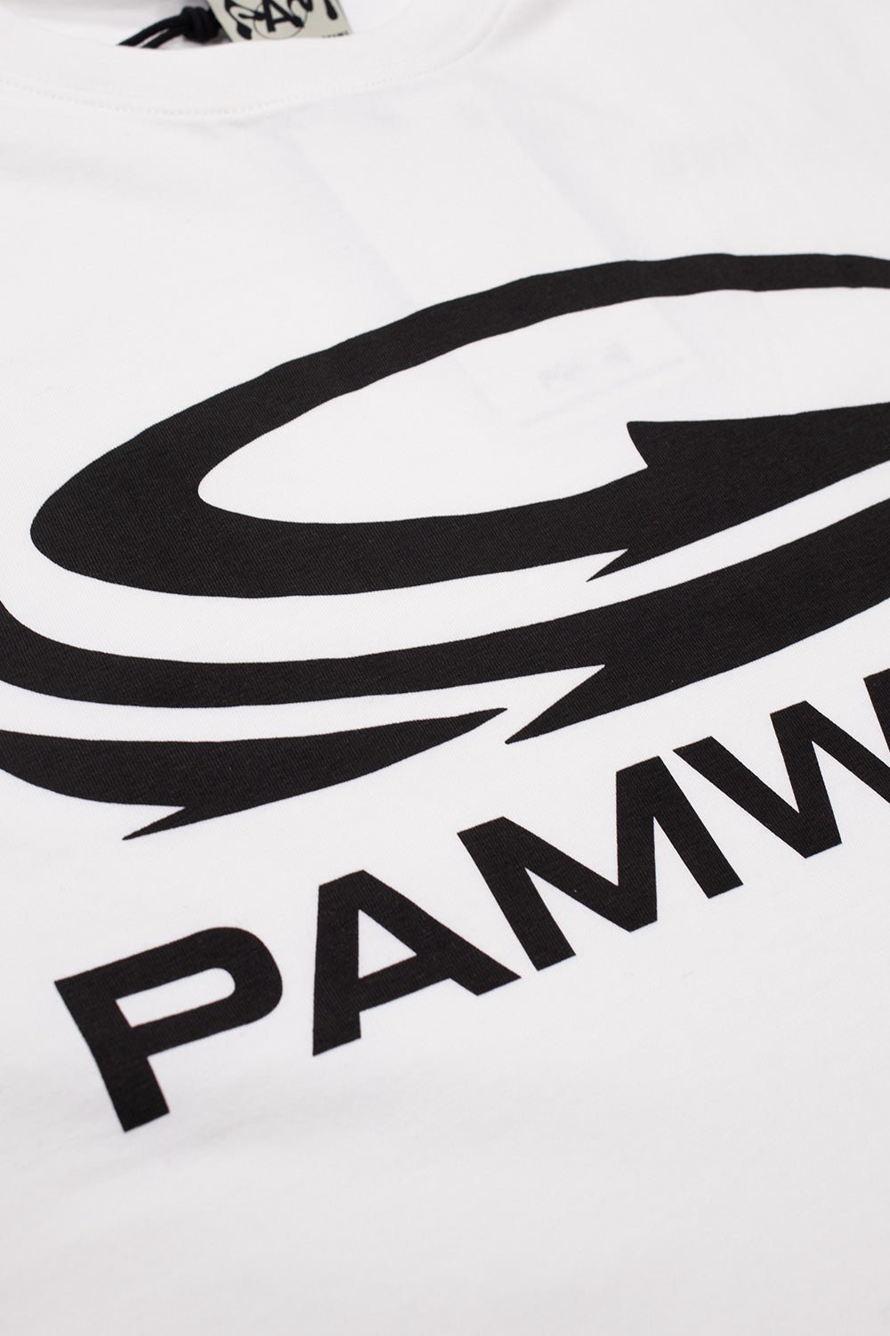 "Detailaufnahme des Perks and Mini PAM World T-Shirts – kunstvolle Weltkugel-Grafik auf weichem Stoff"