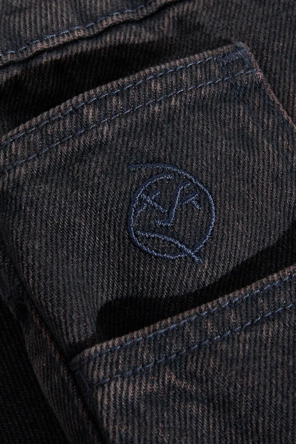 Detailaufnahme der Polar Skate Co. Big Boy Pants Brown Blue – hochwertiger Jeansstoff mit ikonischer Big Boy Stickerei auf der Münztasche