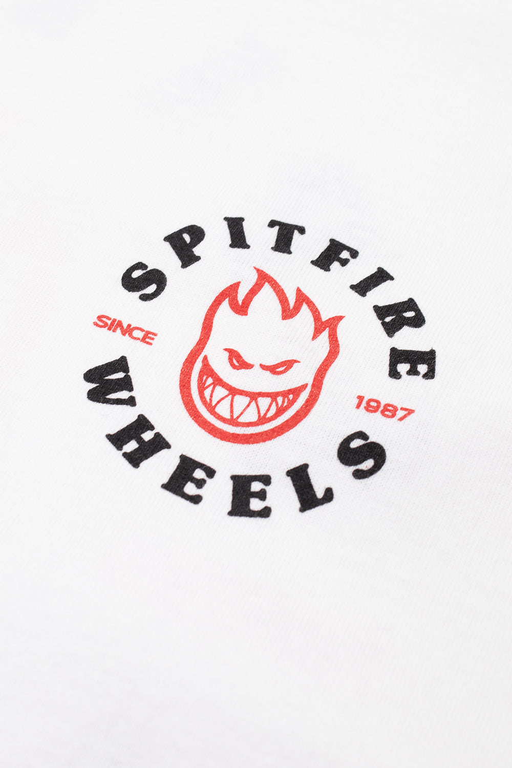 "Stilvolles weißes T-Shirt von Spitfire Wheels mit dem klassischen Bighead-Logo"