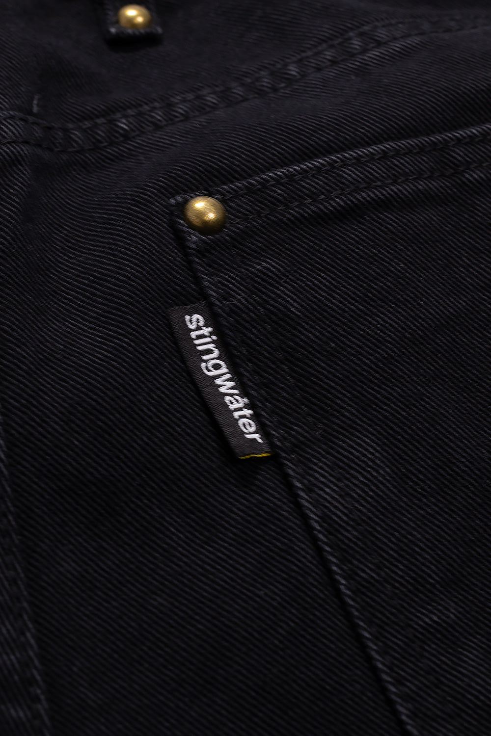 Stingwater Saloon Jean Shorts Black – Schwarze Jean-Shorts im Saloon-Stil, perfekt für den modernen Streetwear-Look in den wärmeren Monaten.