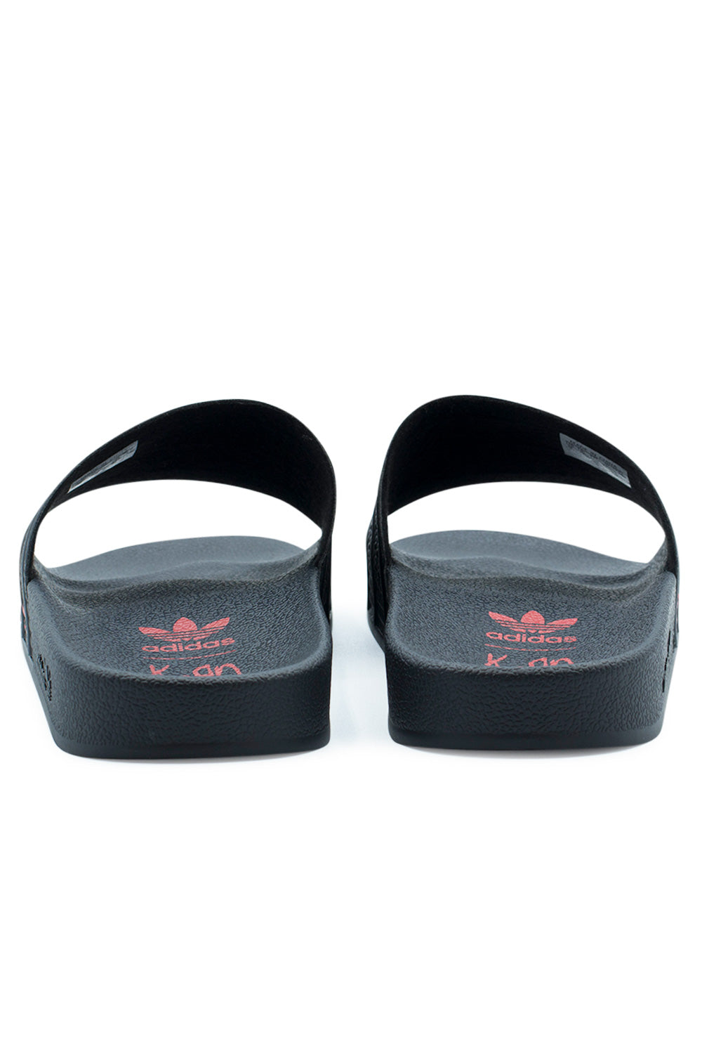 Adidas x Korn Adilette Schuh – Schwarz-weiße Slides mit auffälligem Better Scarlet Rot, inspiriert von der legendären Band Korn
