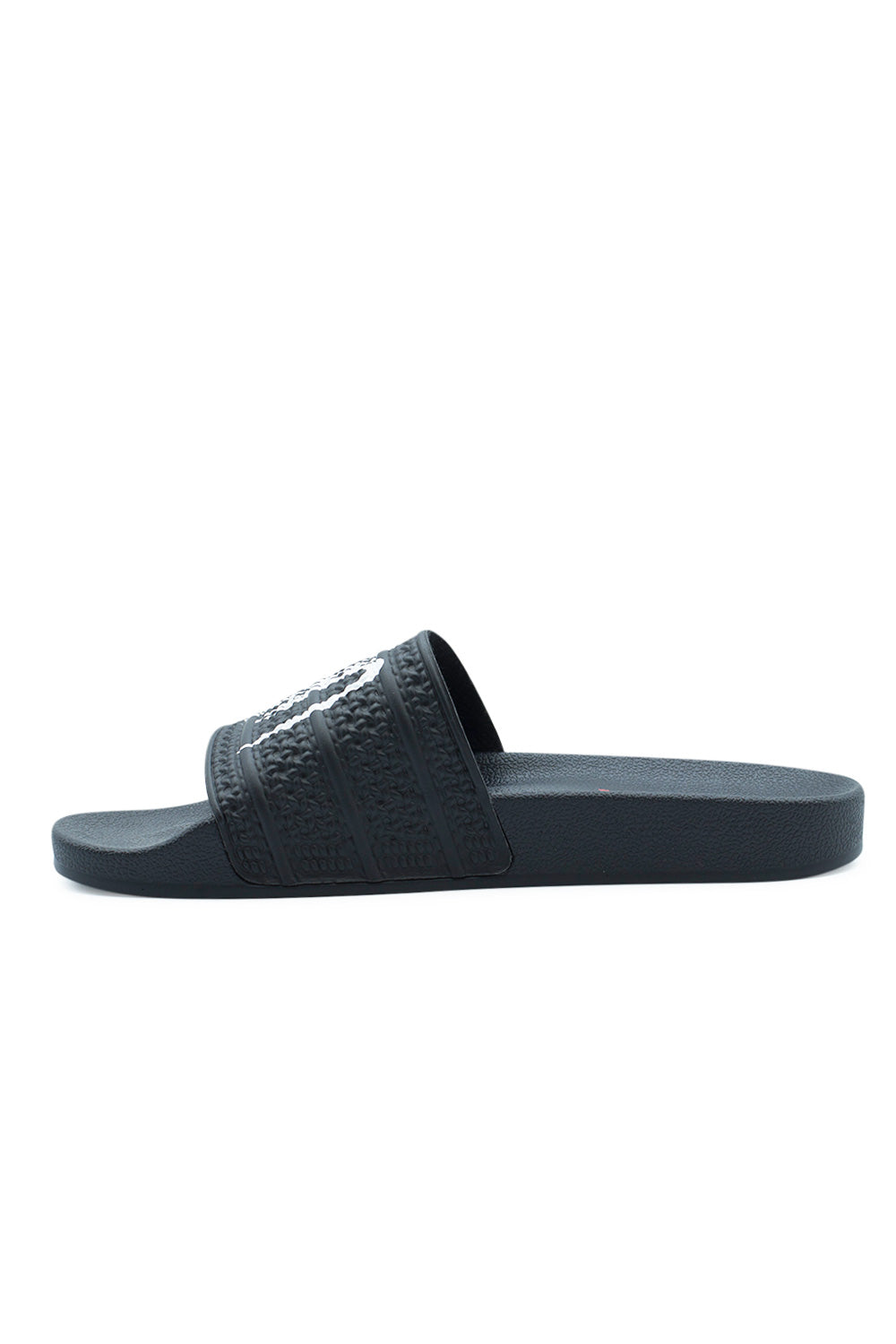 Adidas x Korn Adilette Slide – Schwarze Adilette mit Cloud White und Better Scarlet Elementen, vereint durch das Korn-Logo für einzigartigen Style
