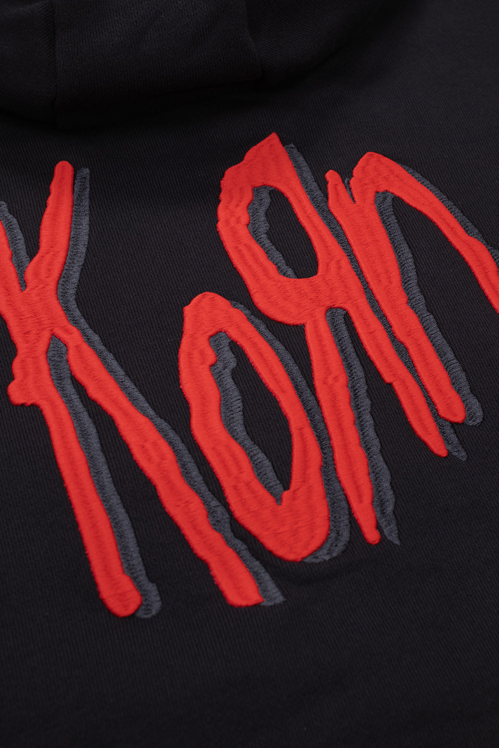 Adidas x Korn Hoodie Black – Coole schwarze Kapuzenjacke mit Korn-Logo, aus der exklusiven Zusammenarbeit zwischen Adidas und der Band Korn
