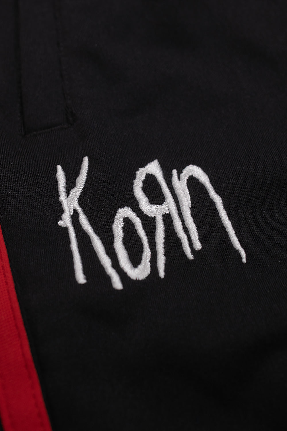 Adidas x Korn Track Pant – Schwarze Trainingshose mit Korn-Logo und rotem Akzent, perfektes Fashion-Statement für Musik- und Streetwear-Fans
