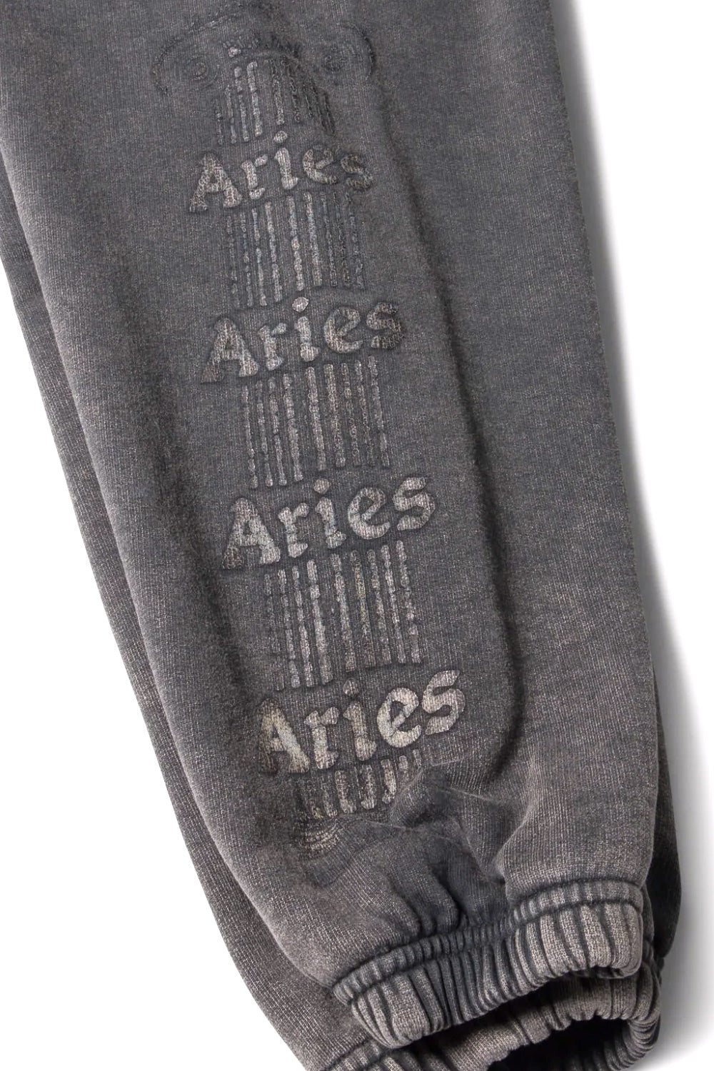 Aries Aged Ancient Column Sweatpant Black – Schwarze Sweatpants von Aries mit auffälligem Column-Print, perfekt für stilbewusste Mode-Enthusiasten, die Komfort und Design schätzen.
