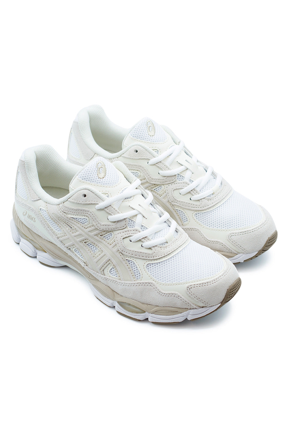 Cleanes Design des Asics GEL-NYC in Weiß und Grau – inspiriert von klassischen Laufschuhen der 2000er
