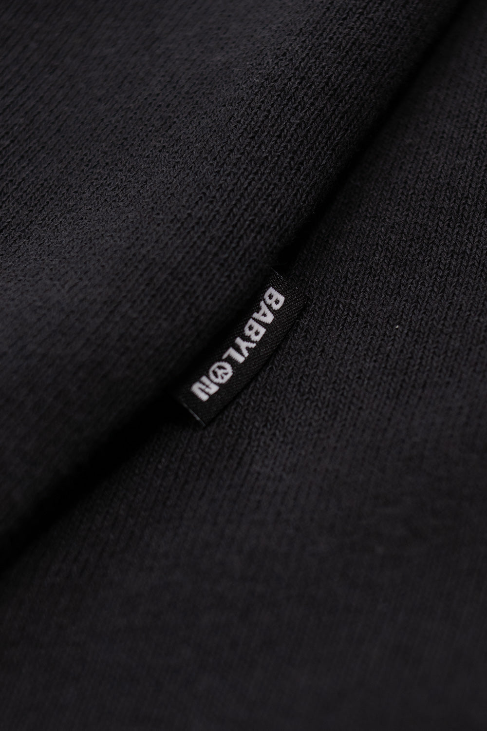 Babylon LA Hoodie Black Magenta Logo – Urbaner Pullover mit weiter Kapuze, lockerer Passform und edler Stickerei für ein minimalistisches und zugleich markantes Design.