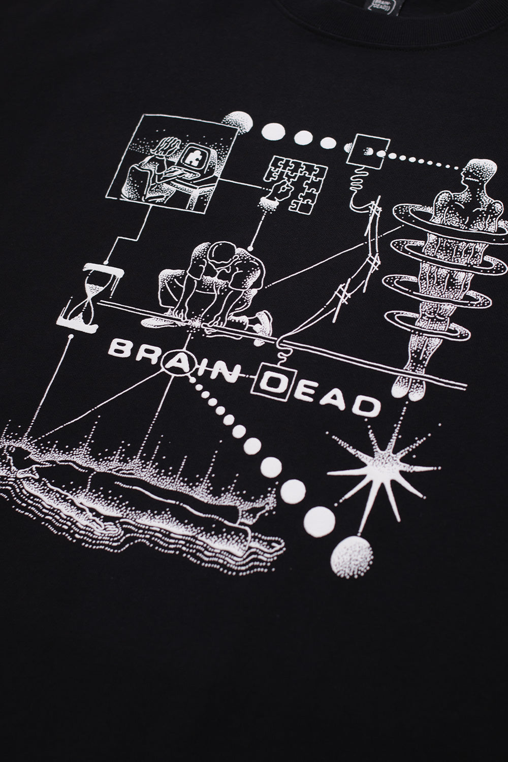 Detailaufnahme der künstlerischen Grafik auf dem Brain Dead Mind Puzzle Shirt – inspiriert von Comics und B-Movies