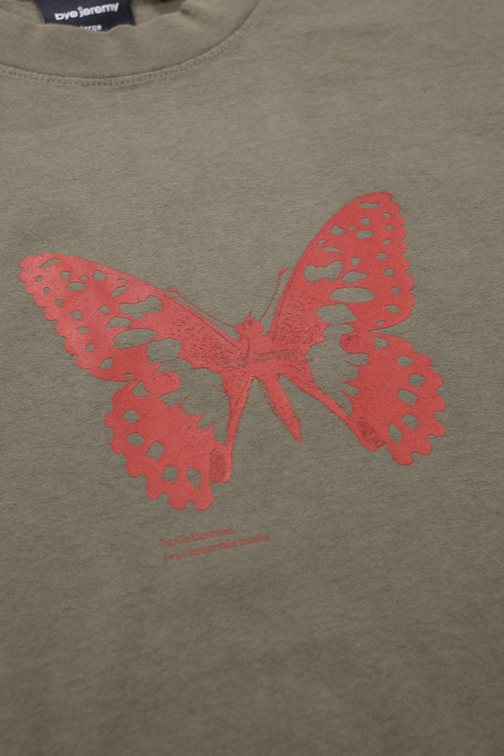 Stylisches Butterfly T-Shirt von Bye Jeremy in Olivgrün, perfekt für trendbewusste Modefans und urbane Outfits.