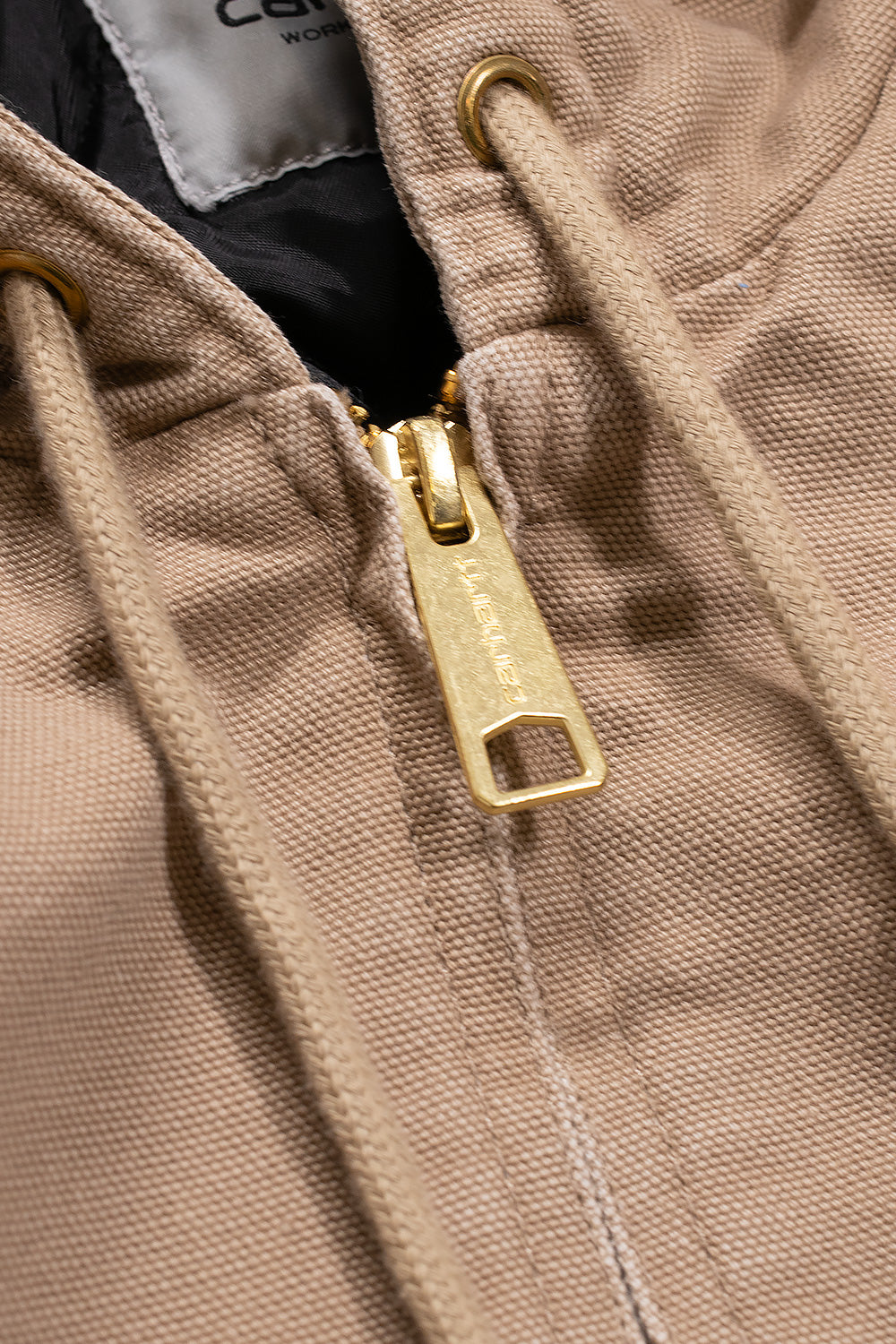 "Seitenansicht der Carhartt WIP OG Active Jacket in Erdnussbraun – durchgehender Reißverschluss und dreifach vernähte Nähte für erhöhte Strapazierfähigkeit"