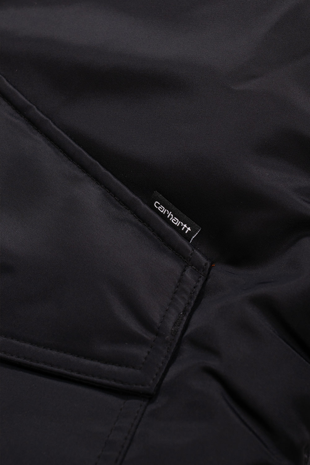 Carhartt WIP Olten Bomber Jacket Black – Hochwertige Nylon-Bomberjacke mit gestepptem Futter für Wärme und Komfort an kalten Tagen.
