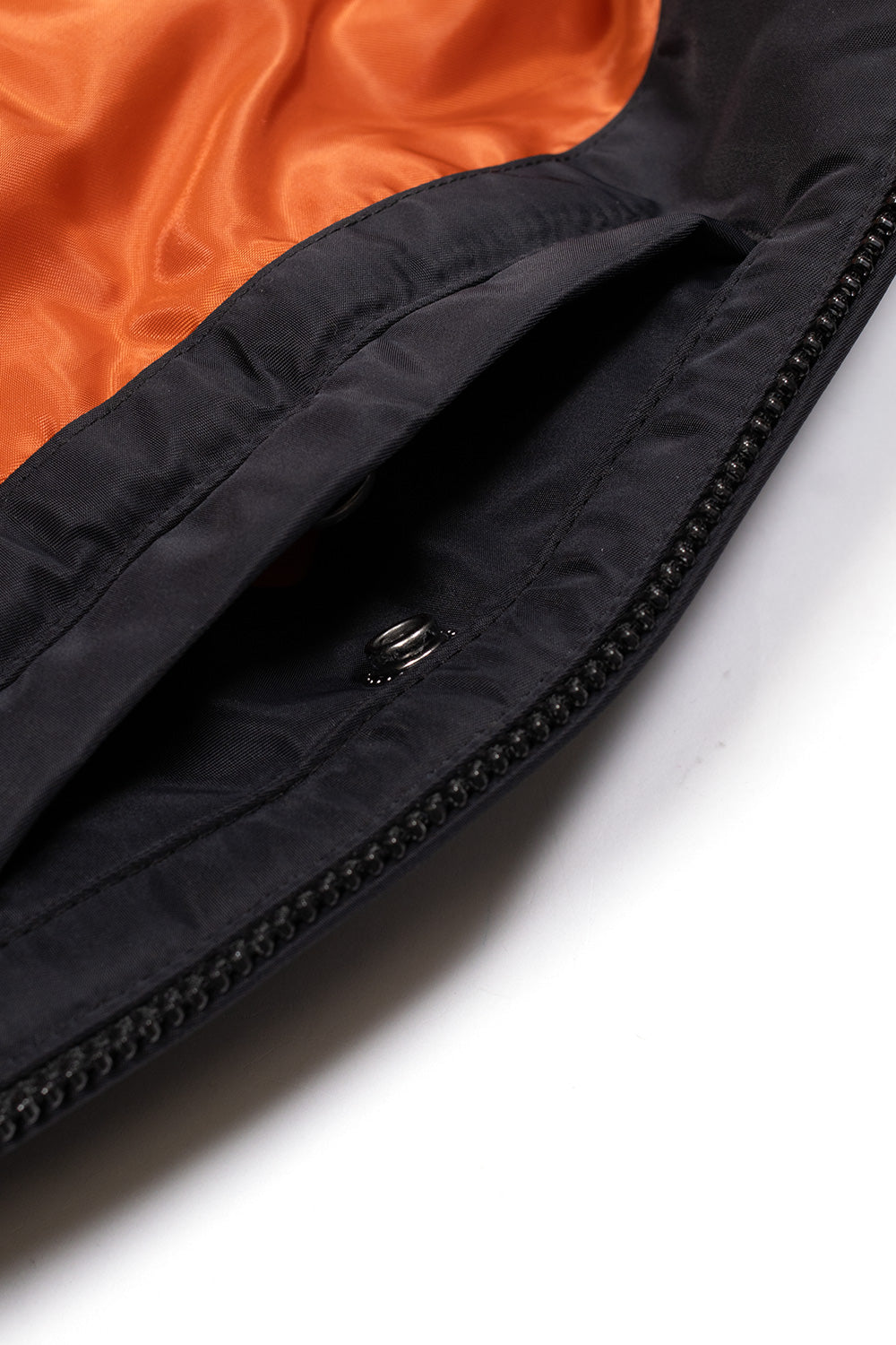 Carhartt WIP Olten Bomberjacke in Black / Turmeric – Perfekte Kombination aus Workwear und Streetstyle mit strapazierfähigem Material und lässigem Look.
