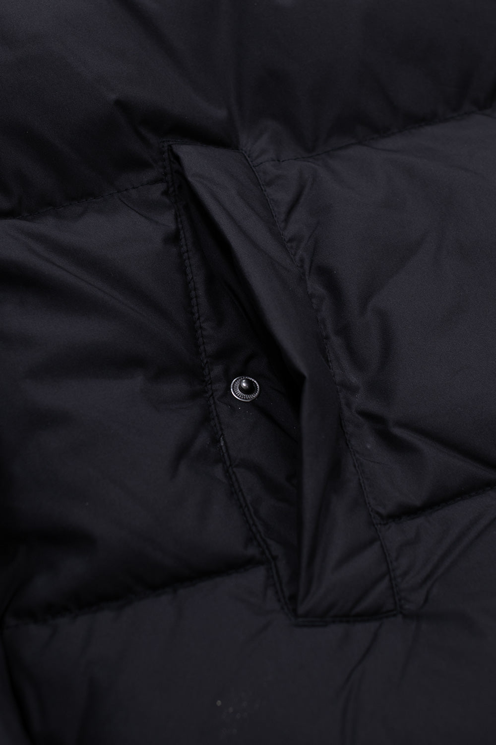 "Seitenansicht der Carhartt WIP Springfield Jacket in Black – lockere Passform und strapazierfähige Verarbeitung für maximale Bewegungsfreiheit"
