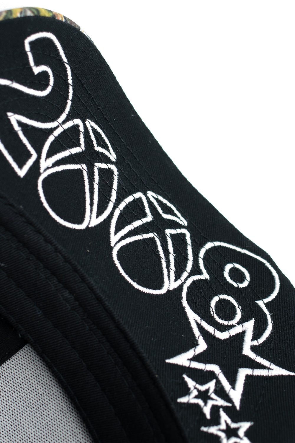 Trendige schwarze Cap mit Nieten und Leopardenmuster von Fuck This Industry
