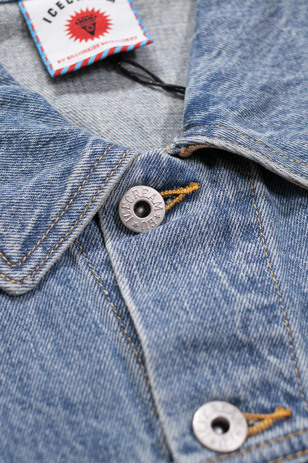 IceCream Check Lined Denim Trucker Jacket Vintage Wash Blue – Blaue Truckerjacke mit einem einzigartigen karierten Innenfutter und Vintage-Waschung von IceCream für einen markanten Look
