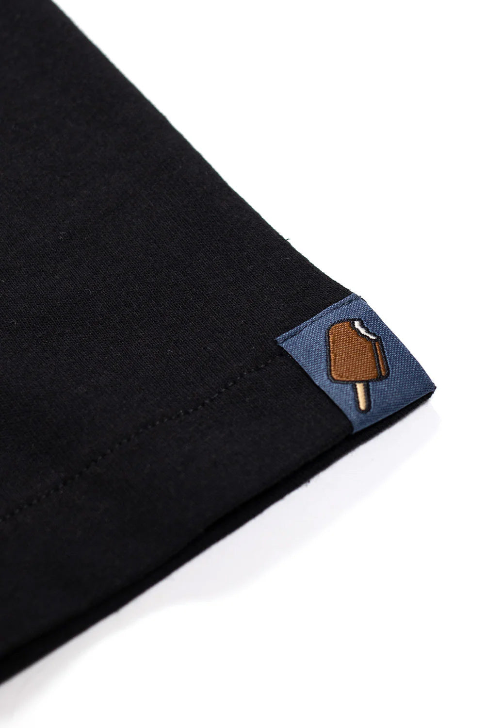 IceCream Halftone Running Dog T-Shirt Black – 100% Baumwolle und reguläre Passform für ultimativen Komfort und Style.