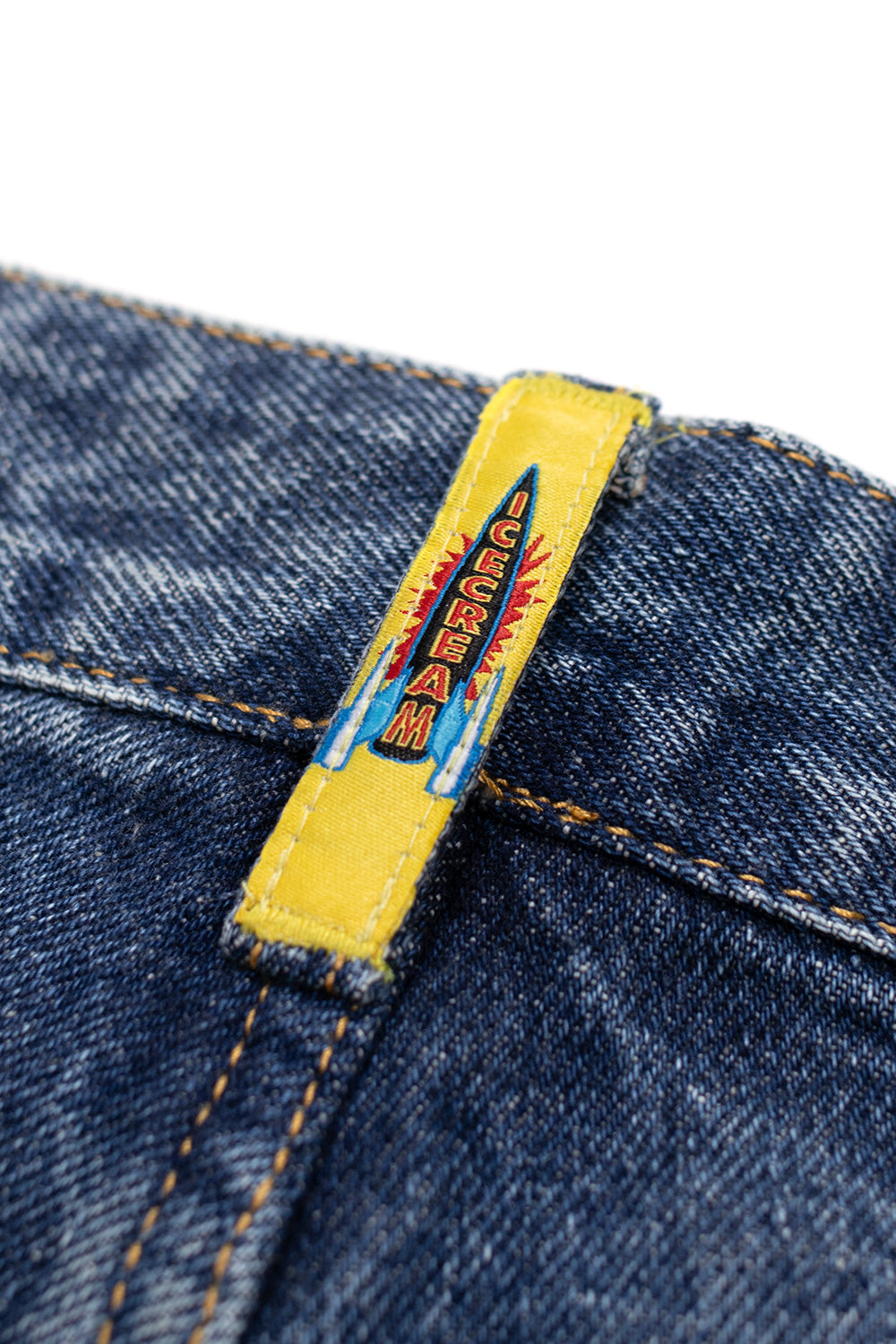 100 % Baumwoll-Denim Shorts in Mid Wash Blue mit ikonischer Running Dog Grafik – kreative Sommer-Styles mit IceCream Flair.